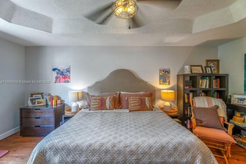 House in Doral, Florida 3 bedrooms, 213.95 sq.m. № 1944463 - photo 29