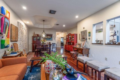 House in Doral, Florida 3 bedrooms, 213.95 sq.m. № 1944463 - photo 9