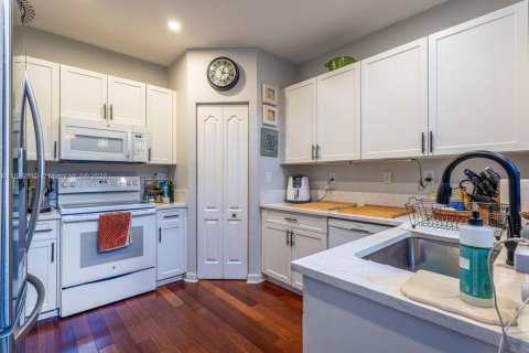 House in Doral, Florida 3 bedrooms, 213.95 sq.m. № 1944463 - photo 14