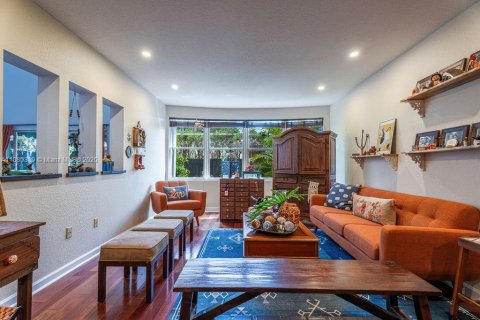 House in Doral, Florida 3 bedrooms, 213.95 sq.m. № 1944463 - photo 8