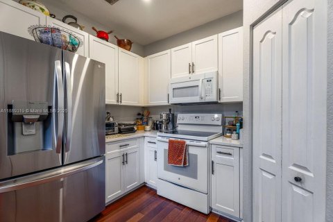 House in Doral, Florida 3 bedrooms, 213.95 sq.m. № 1944463 - photo 15