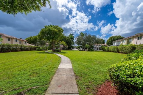 House in Doral, Florida 3 bedrooms, 213.95 sq.m. № 1944463 - photo 4