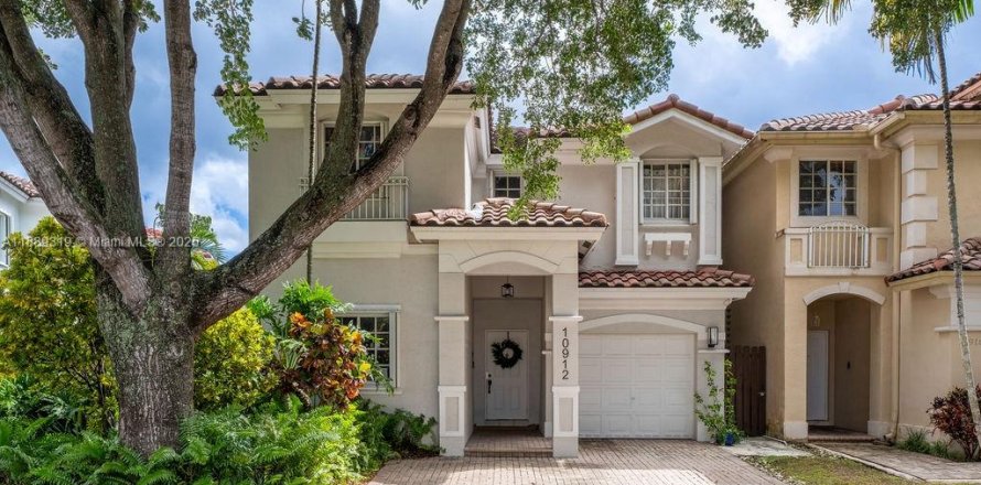 House in Doral, Florida 3 bedrooms, 213.95 sq.m. № 1944463