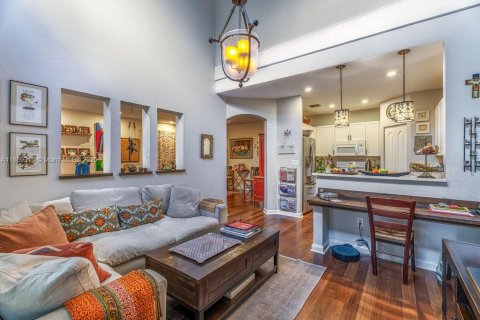 House in Doral, Florida 3 bedrooms, 213.95 sq.m. № 1944463 - photo 19