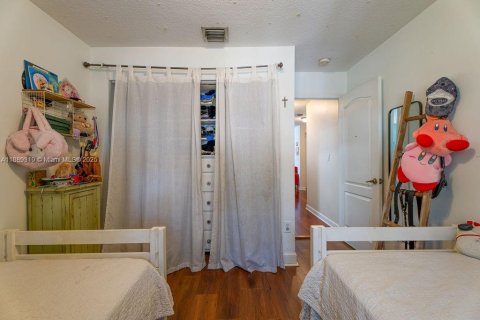 House in Doral, Florida 3 bedrooms, 213.95 sq.m. № 1944463 - photo 25