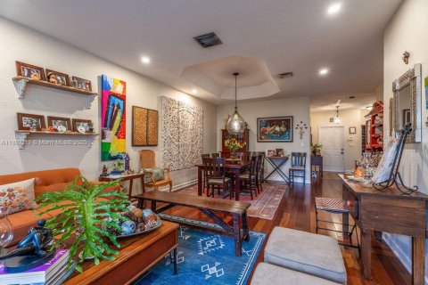 House in Doral, Florida 3 bedrooms, 213.95 sq.m. № 1944463 - photo 10