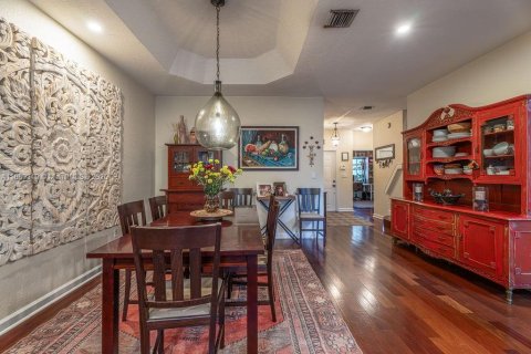 House in Doral, Florida 3 bedrooms, 213.95 sq.m. № 1944463 - photo 12