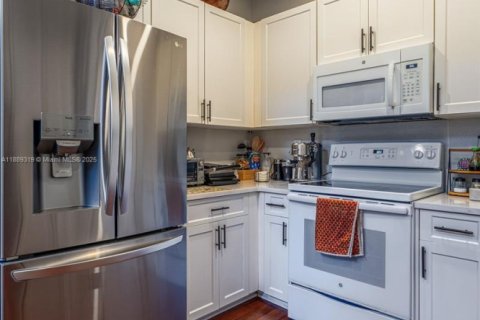 House in Doral, Florida 3 bedrooms, 213.95 sq.m. № 1944463 - photo 16