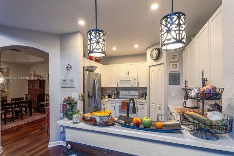 House in Doral, Florida 3 bedrooms, 213.95 sq.m. № 1944463 - photo 20