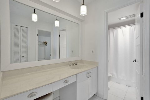 Condo in Lauderdale-by-the-Sea, Florida, 2 bedrooms № 2399760 - photo 21