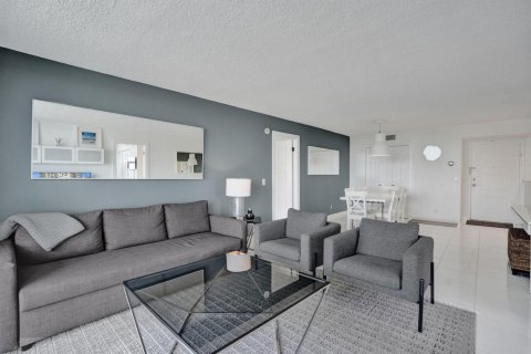 Condo in Lauderdale-by-the-Sea, Florida, 2 bedrooms № 2399760 - photo 9