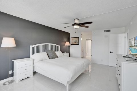 Condo in Lauderdale-by-the-Sea, Florida, 2 bedrooms № 2399760 - photo 18