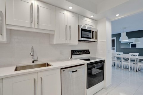 Condo in Lauderdale-by-the-Sea, Florida, 2 bedrooms № 2399760 - photo 14