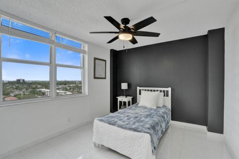Condo in Lauderdale-by-the-Sea, Florida, 2 bedrooms № 2399760 - photo 22