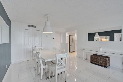 Condo in Lauderdale-by-the-Sea, Florida, 2 bedrooms № 2399760 - photo 12