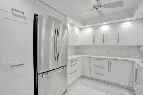 Condo in Lauderdale-by-the-Sea, Florida, 2 bedrooms № 2399760 - photo 16