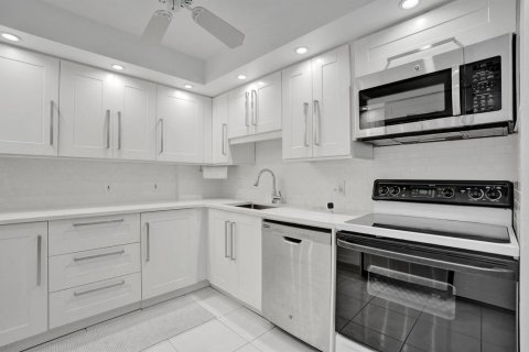 Condo in Lauderdale-by-the-Sea, Florida, 2 bedrooms № 2399760 - photo 15