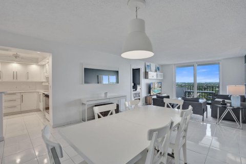 Condo in Lauderdale-by-the-Sea, Florida, 2 bedrooms № 2399760 - photo 13