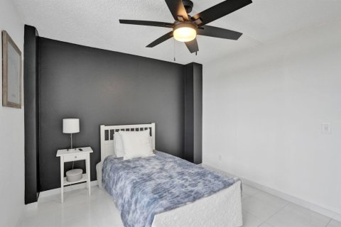 Condo in Lauderdale-by-the-Sea, Florida, 2 bedrooms № 2399760 - photo 24
