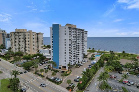 Condo in Lauderdale-by-the-Sea, Florida, 2 bedrooms № 2399760 - photo 2