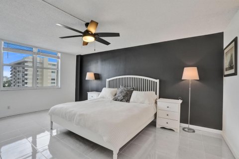 Condo in Lauderdale-by-the-Sea, Florida, 2 bedrooms № 2399760 - photo 17
