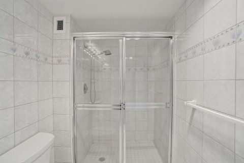 Condo in Lauderdale-by-the-Sea, Florida, 2 bedrooms № 2399760 - photo 26