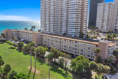 Condo in Hallandale Beach, Florida, 1 bedroom  № 1951499 - photo 1