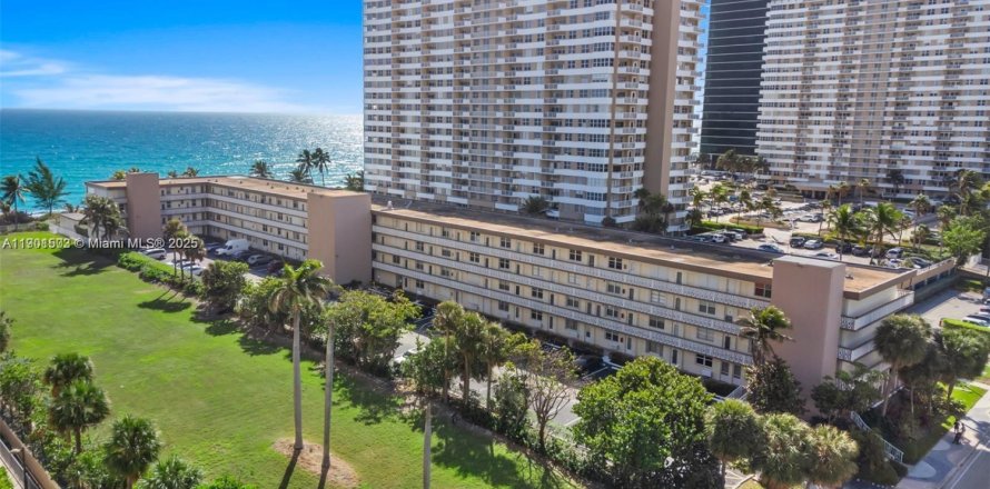 Condo in Hallandale Beach, Florida, 1 bedroom  № 1951499