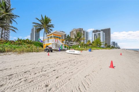 Купить кондоминиум в Халландейл-Бич, Флорида 1 спальня, 81.57м2, № 1951499 - фото 16