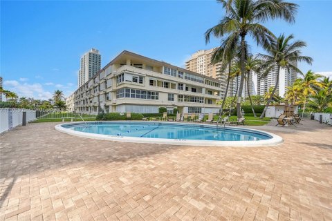 Купить кондоминиум в Халландейл-Бич, Флорида 1 спальня, 81.57м2, № 1951499 - фото 14