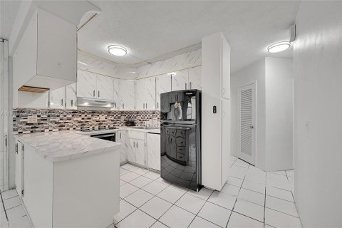 Купить кондоминиум в Халландейл-Бич, Флорида 1 спальня, 81.57м2, № 1951499 - фото 7