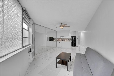Купить кондоминиум в Халландейл-Бич, Флорида 1 спальня, 81.57м2, № 1951499 - фото 10