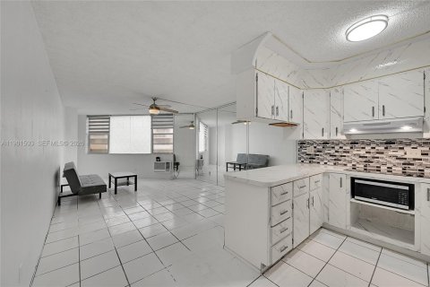 Купить кондоминиум в Халландейл-Бич, Флорида 1 спальня, 81.57м2, № 1951499 - фото 4