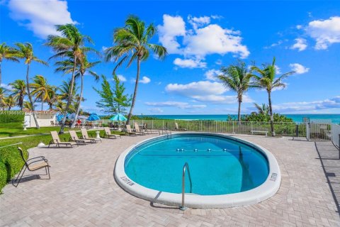 Condo in Hallandale Beach, Florida, 1 bedroom  № 1951499 - photo 2