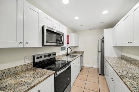 House in Cocoa, Florida 3 bedrooms, 128.21 sq.m. № 2205438 - photo 6