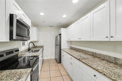 House in Cocoa, Florida 3 bedrooms, 128.21 sq.m. № 2205438 - photo 5