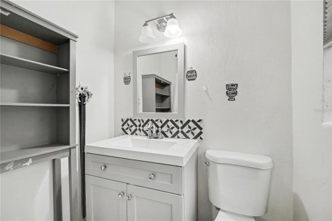 House in Cocoa, Florida 3 bedrooms, 128.21 sq.m. № 2205438 - photo 15