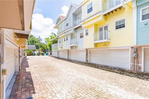 Townhouse in Saint Petersburg, Florida 3 bedrooms, 174.47 sq.m. № 2204683