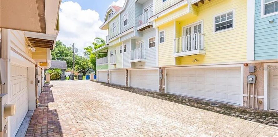 Townhouse in Saint Petersburg, Florida 3 bedrooms, 174.47 sq.m. № 2204683