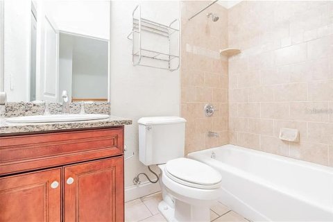 Townhouse in Saint Petersburg, Florida 3 bedrooms, 174.47 sq.m. № 2204683 - photo 18
