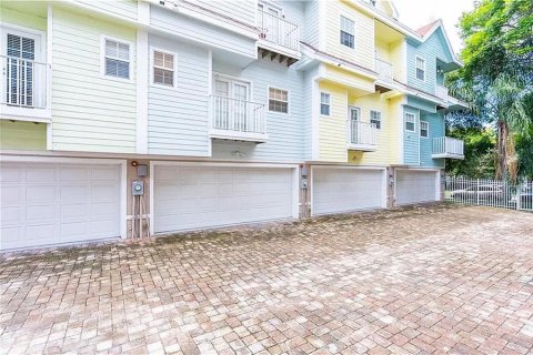 Townhouse in Saint Petersburg, Florida 3 bedrooms, 174.47 sq.m. № 2204683 - photo 2