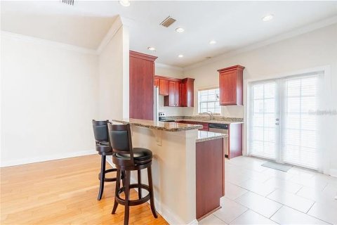 Townhouse in Saint Petersburg, Florida 3 bedrooms, 174.47 sq.m. № 2204683 - photo 7