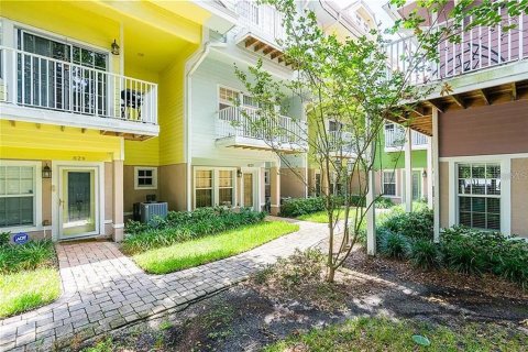 Townhouse in Saint Petersburg, Florida 3 bedrooms, 174.47 sq.m. № 2204683 - photo 3