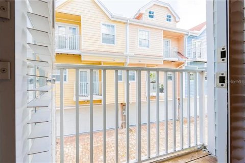 Townhouse in Saint Petersburg, Florida 3 bedrooms, 174.47 sq.m. № 2204683 - photo 22