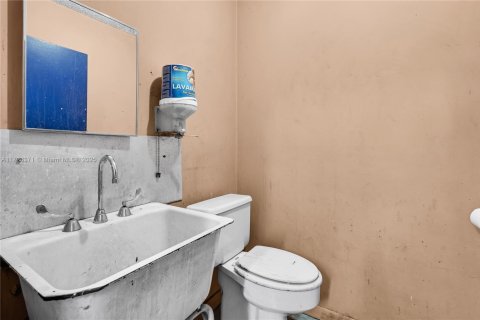 Commercial property in Hialeah, Florida № 1985417 - photo 25