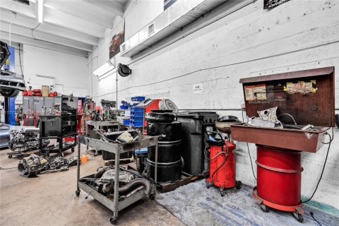 Commercial property in Hialeah, Florida № 1985417 - photo 11