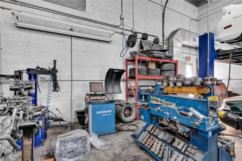 Commercial property in Hialeah, Florida № 1985417 - photo 9