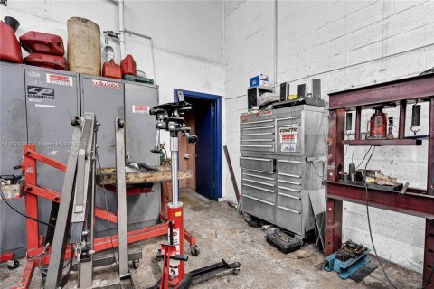 Commercial property in Hialeah, Florida № 1985417 - photo 14