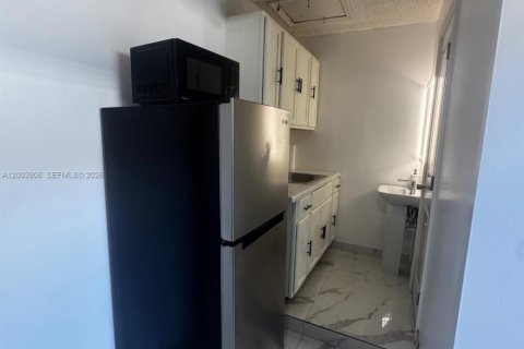 Commercial property in Miami, Florida 1 bedroom, 140.19 sq.m. № 2069368 - photo 8