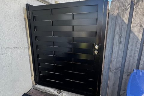 Commercial property in Miami, Florida 1 bedroom, 140.19 sq.m. № 2069368